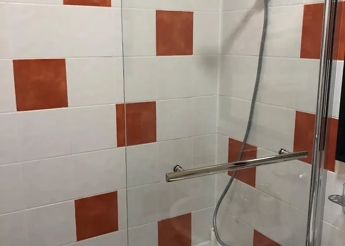 Located One Bedroom * בריסטול