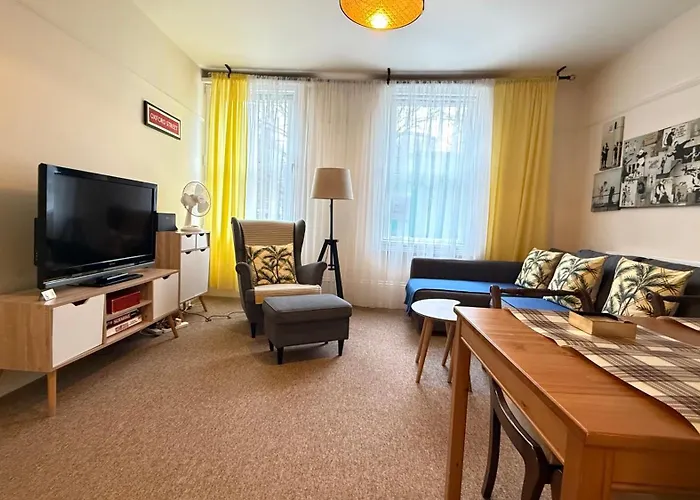 Located One Bedroom דירה *